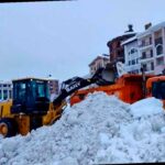 За новогодние праздники в Сочи удалось убрать огромное количество снега с дорог — целых 70 тысяч кубометров. Непрекращающиеся снегопады были настоящим испытанием для городских служб. Они столкнулись с аномальными осадками и большим потоком туристов, что серьезно нагрузило инфраструктуру.