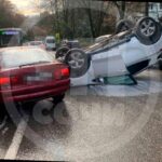 В центре Сочи автомобиль перевернулся