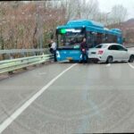Легковушка столкнулась с автобусом на трассе в Сочи