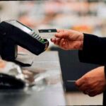 В Сочи нашли чужую кредитную карту и решили использовать ее для оплаты покупок. Женщина из Лазаревского района узнала о задолженности в 28 тысяч рублей, когда банк позвонил ей по этому поводу. Оказалось, что карту нашла и использовала 54-летняя женщина из Кущевского района Краснодарского края. Она признала свою вину и теперь ей грозит до 6 лет тюремного заключения по статье о краже. Подробности в статье на sochinews.io: https://sochinews.io/2021/09/24/pripryatav-sochi-chuzhuyu-kreditku-na-chernyj-den-priznannaya-vinovnoj-priyezhej-grozit-tjurma/